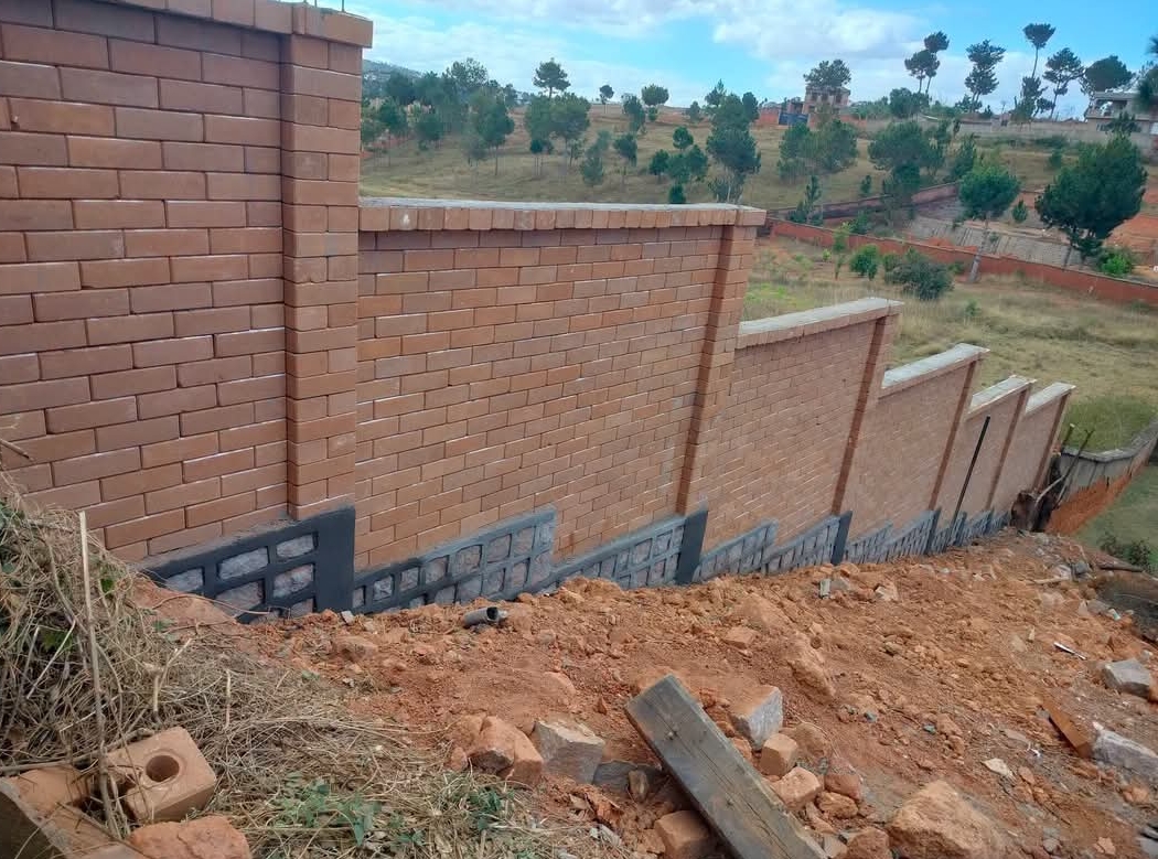 Finished natural earth-block wall